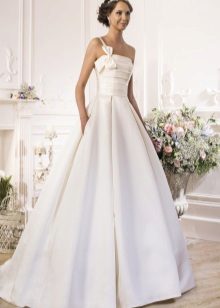 Robe de mariée une bretelle de la collection Naviblue Bridal Idylly
