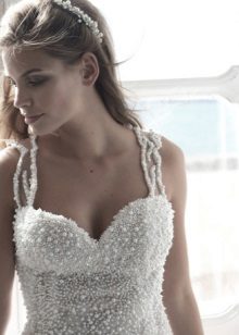 Robe de mariée avec des perles sur le corset