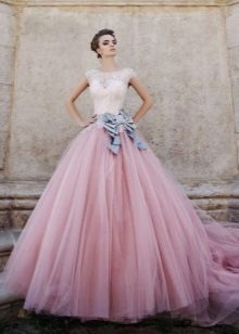 Robe de mariée avec une jupe rose