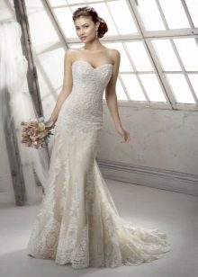 Robe de mariée de couleur ivoire avec de la dentelle