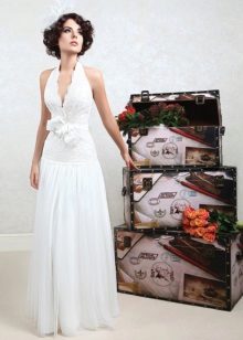 Robe de mariée avec un décolleté profond de la collection d'extravaganza de fleurs