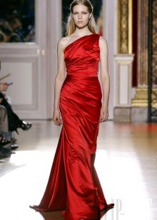 Robe de soirée rouge sur une épaule