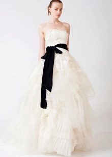Robe de mariée légère avec ceinture noire