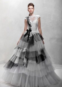 Robe de mariée à volants noirs