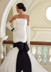 Robe de mariée avec noeud noir