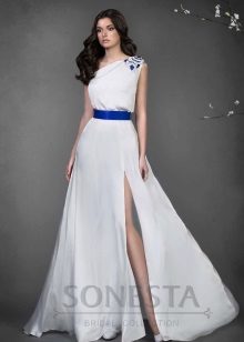Robe de mariée par Natalia Romanova avec une ceinture bleue