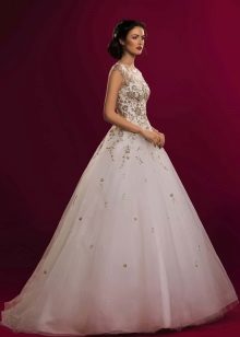 Robe de mariée par Natalia Romanova avec broderie