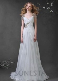 Robe de mariée avec des ornements dans le style grec