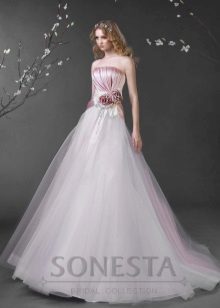 Robe de mariée de la collection Love Story avec des éléments de couleur