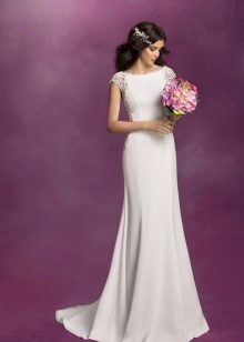 Robe de mariée avec des décorations dans les cheveux