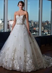Robe de mariée avec strass sur la robe