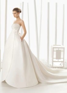 Robe de mariée en satin avec une jupe amovible