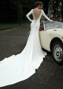 Robe de mariée fermée avec dos ouvert