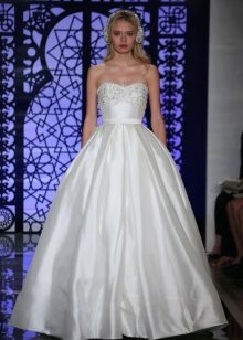 Une magnifique robe de mariée de Rome Acres avec des cristaux