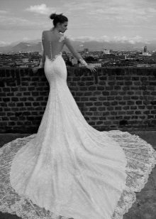 Robe de mariée avec train en dentelle