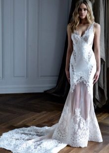 Robe de mariée droite avec un train de dentelle