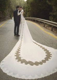 Robe de mariée longue traîne et dentelle