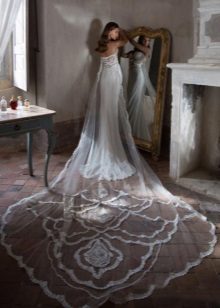 Robe de mariée avec un long train de dentelle