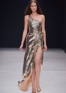 Robe de soirée sur une épaule fendue