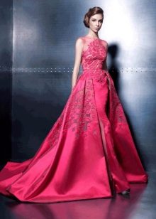 Robe de soirée en soie rouge avec dentelle