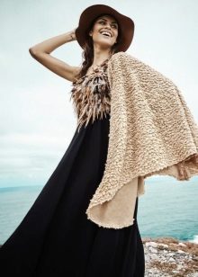 Robe de soirée en soie avec fourrure et cape