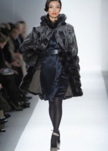 Robe de soirée en soie avec manteau de fourrure