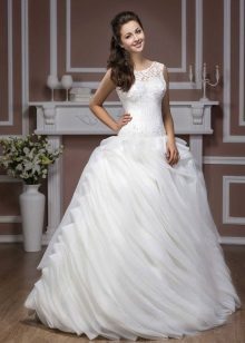 Une robe de mariée de la collection Hadassa Diamond avec une jupe à plusieurs couches