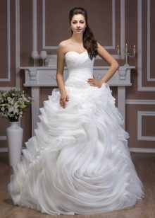 La robe de mariée de la collection Luxury de Hadassa est très luxuriante