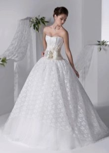 Robe de mariée de la collection Silver de Hadassah avec une ceinture