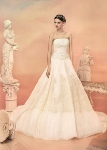 Robe de mariée par Papilio avec broderie