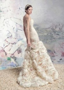 Robe de mariée par Papilio avec des fleurs volumineuses