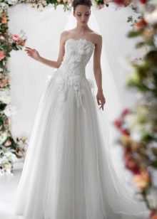 Robe de mariée de Papilio avec des fleurs