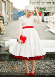 Robe de mariée avec des jupons rouges