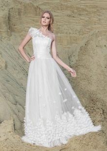 Anne-Mariee esküvői ruha a 2014-es gyűjteményből egy vállon