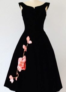 Robe en velours noir avec une rose