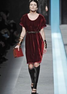 Robe en velours bordeaux
