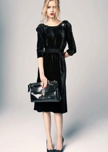 Robe de velours stricte