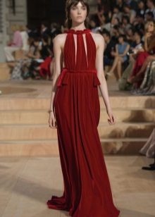 Robe de velours rouge au sol