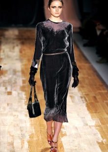 Sandales sous la robe de velours