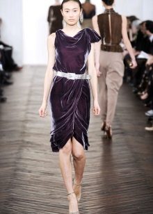 Robe courte en velours asymétrique