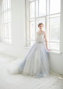 Robe de mariée blanche et bleue