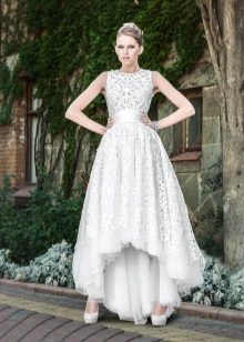 Robe de mariée en dentelle blanche et courte devant