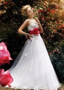 Robe de mariée blanche avec ceinture rouge
