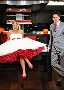 Robe de mariée blanche avec un jupon rouge