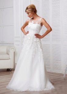 Robe de mariée blanche avec des fleurs