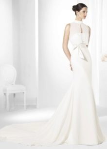 Robe de mariée blanche avec emmanchure américaine