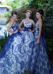 Robe de mariée blanche avec dentelle bleue