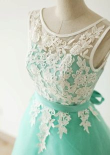 Robe turquoise avec du blanc