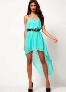 Robe turquoise sur un corps bronzé
