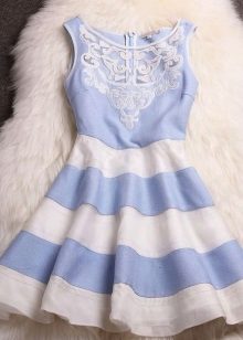 Robe bleue et blanche